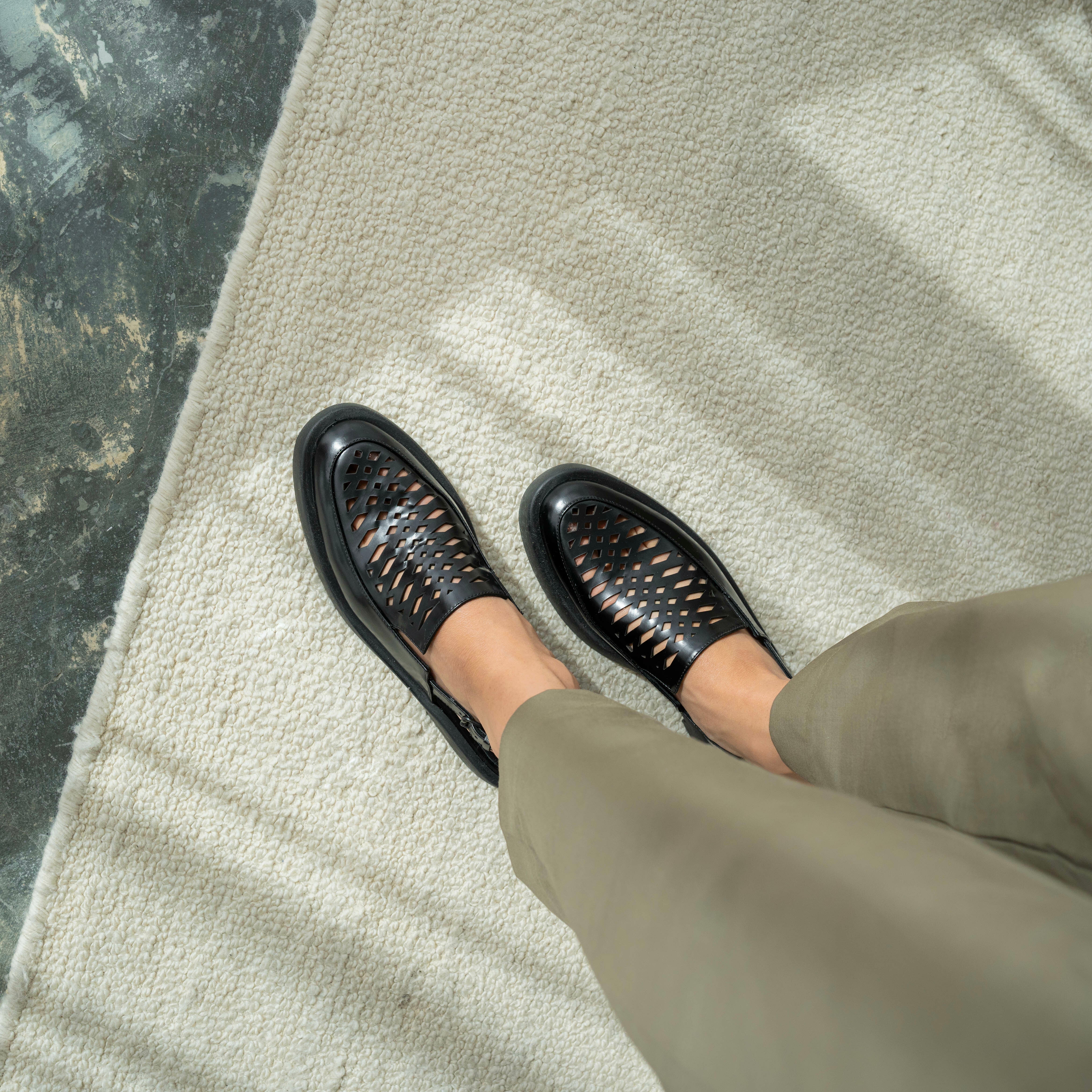 Kyla black sandal - THUNA