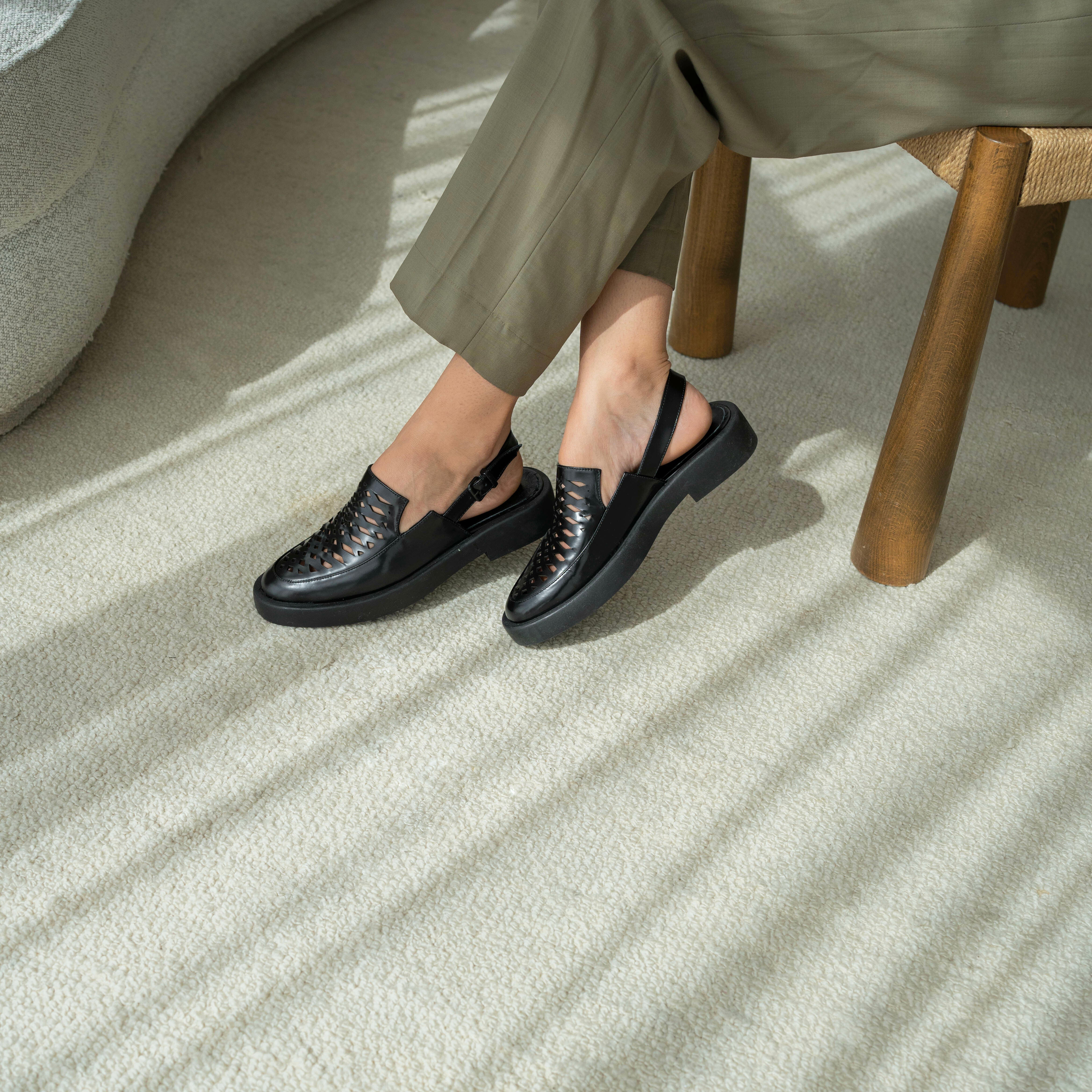 Kyla black sandal - THUNA