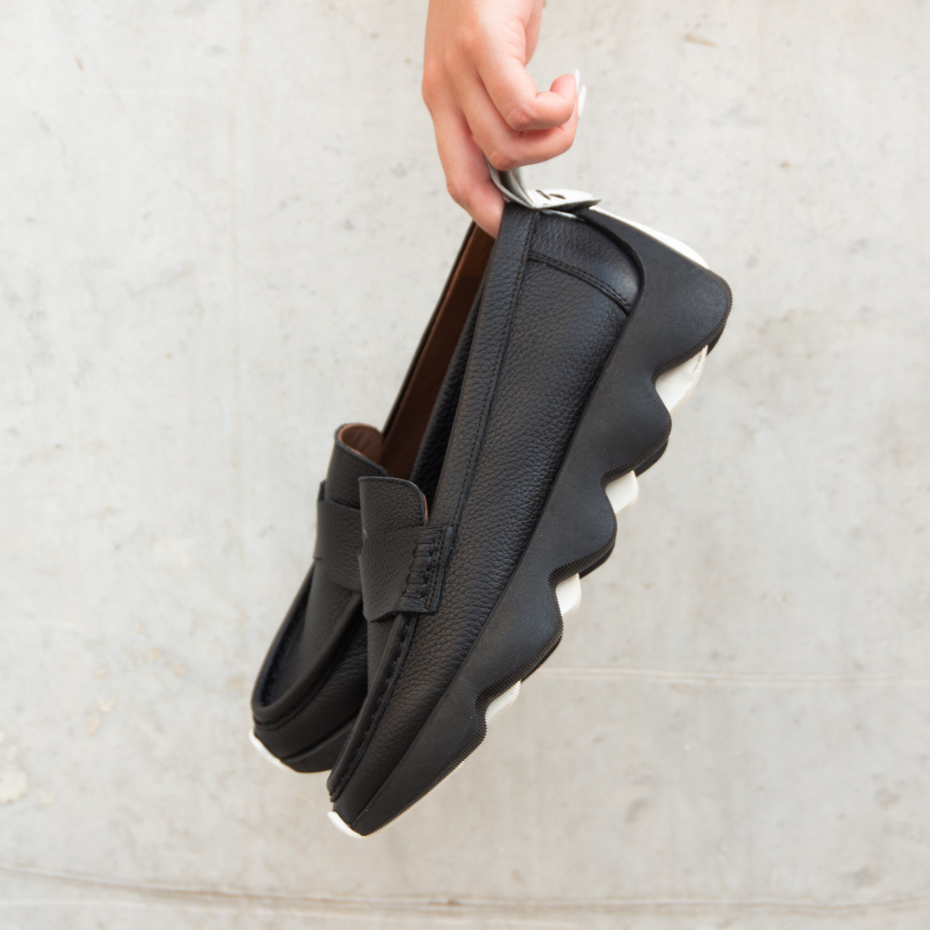 Dahlia black loafer - THUNA