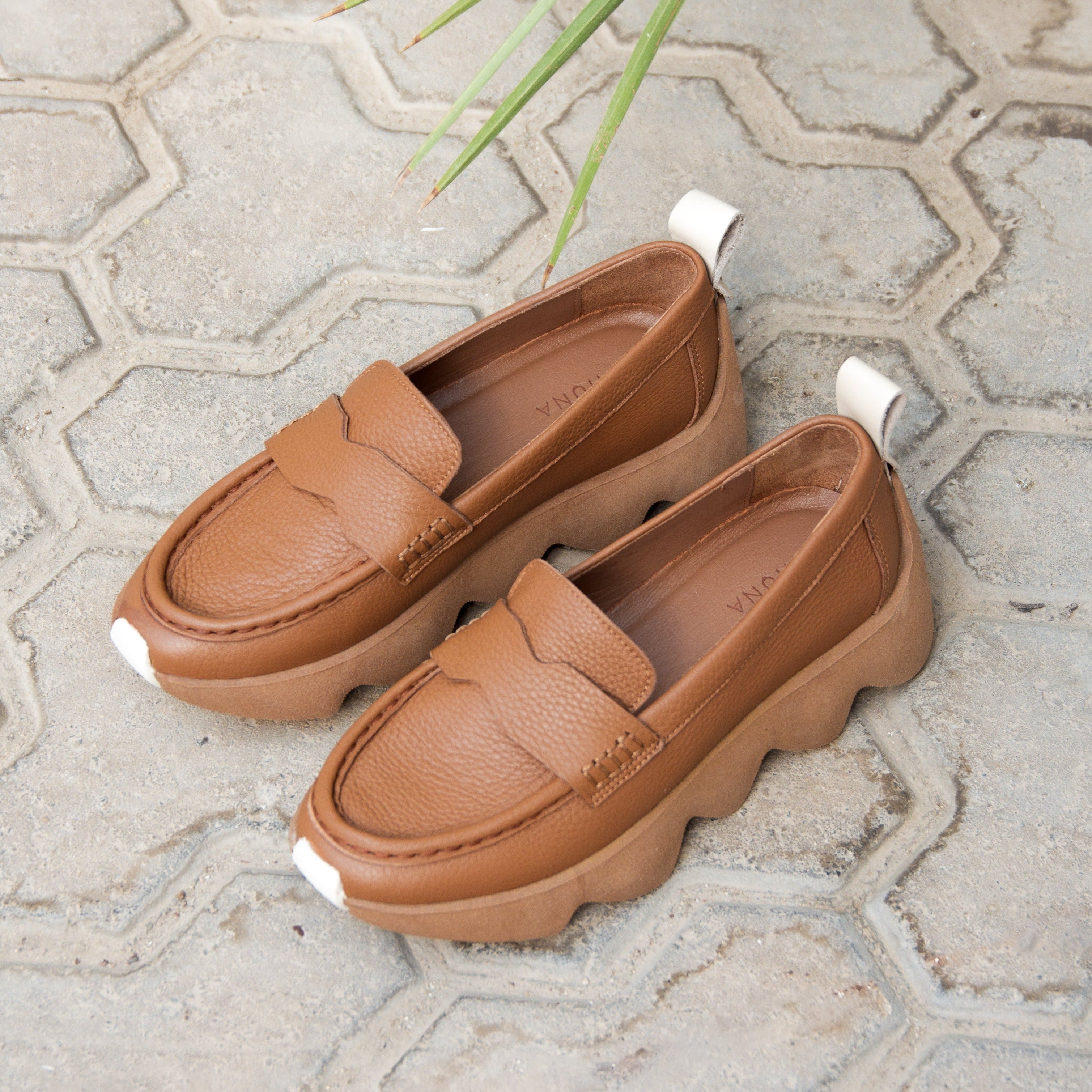 Dahlia tan loafer - THUNA