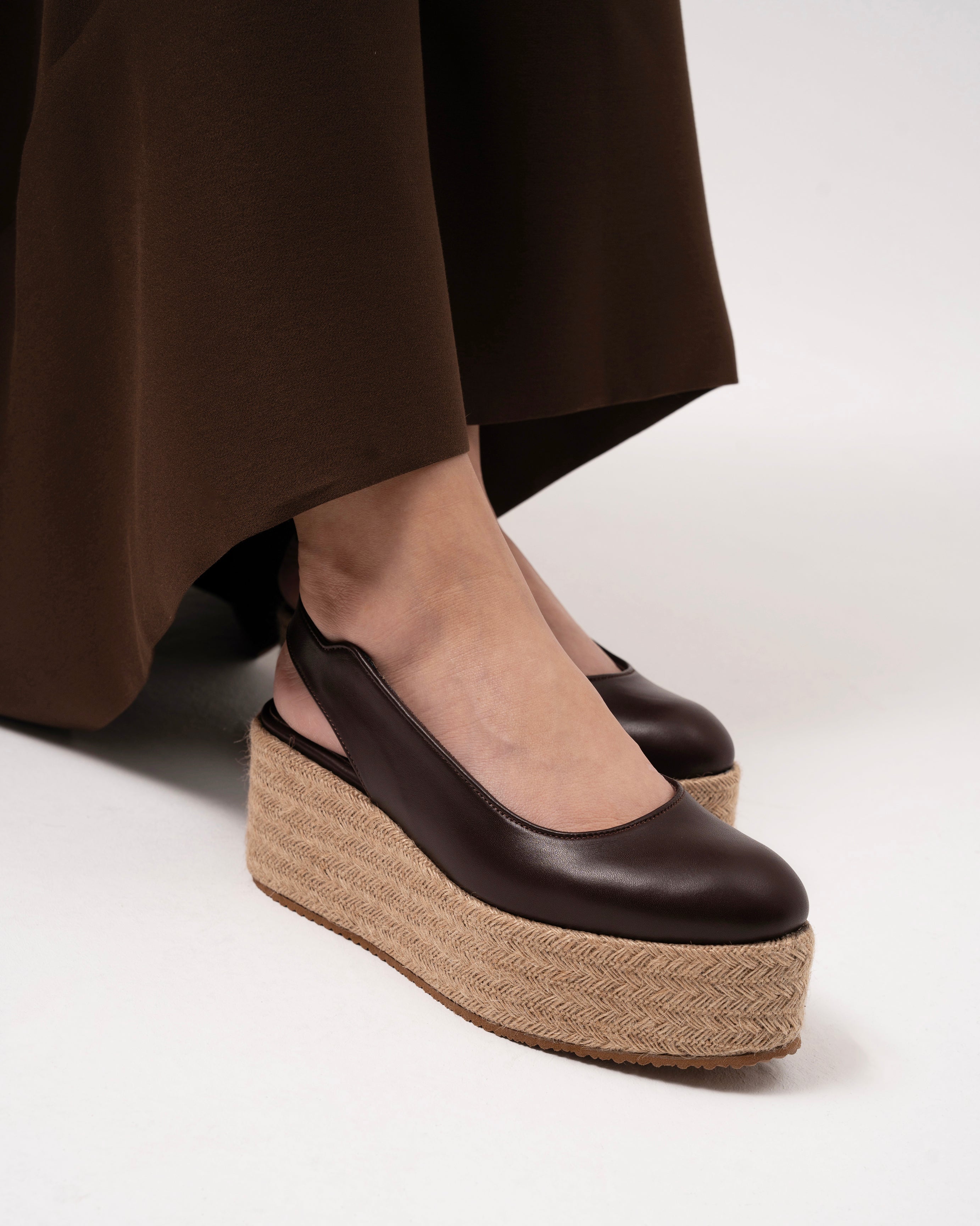 Brown platform shoe with jute sole summer sandals collection 