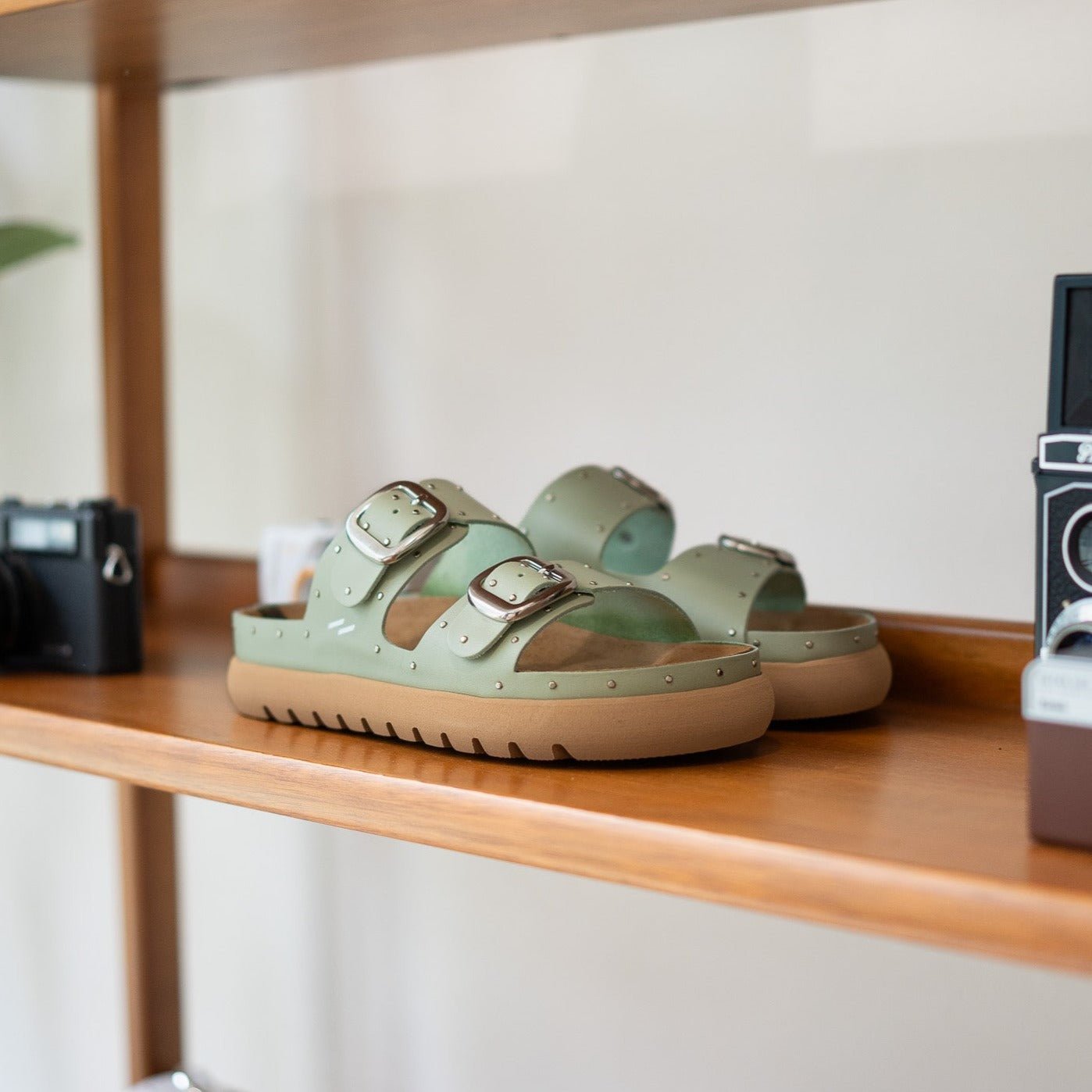 Gaia olive slipper - THUNA